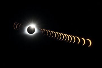 El eclipse dejó imágenes tan espectaculares como esta exposición múltiple del fenómeno.