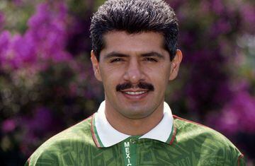 El ex delantero de los Pumas se colocó como uno de los máximos goleadores del Tricolor al lograr 29 goles en 62 encuentros que disputó con la playera azteca. Flores jugó la Copa del Mundo de 1986 en nuestro país; logró el subcampeonato de la Copa América, en Ecuador 1993. Internacionalmente jugó para el Sporting de Gijón y Valencia, en España.