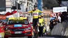 El ciclista esloveno del UAE Emirates Tadej Pogacar celebra su victoria en la octava etapa de la París-Niza 2023.