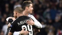 Los futbolistas Kylian Mbapp&eacute; y Cristiano Ronaldo, durante un partido.