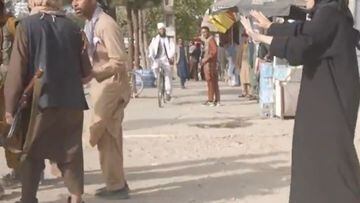 Periodista de CNN vive un momento de tensión con talibán