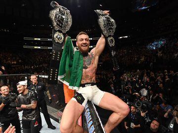 El luchador de la UFC celebra su triunfo en 2016.