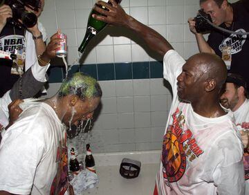 Michael Jordan rocía de champán a su compañero de equipo, Dennis Rodman, tras ganar el campeonato de la NBA frente a Utah Jazz en 1998.