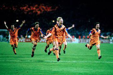 Ronald Koeman scores for Barcelona against Sampdoria to give the Catalan side their first European Cup