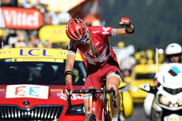 El ruso Ilnur Zakarin se desquitó de su caída en el Giro con una gran victoria en la primera etapa alpina del Tour.