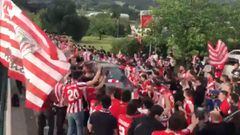 Cientos de fans del Athletic Club despidieron al equipo rumbo a la final de la Copa del Rey