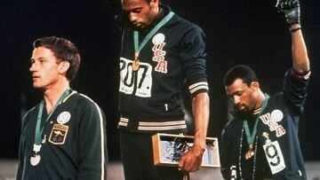 En los Juegos Olímpicos de verano de 1968 los corredores estadounidenses Tommie Smith (centro) y John Carlos (derecha) levantan sus puños con guantes negros en el pódium en protesta contra el racismo mientras sonaba el himno nacional estadounidense. Este 