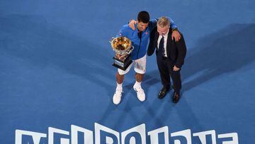 El tenista serbio Novak Djokovic posa junto a Craig Tiley tras ganar el Open de Australia 2015.
