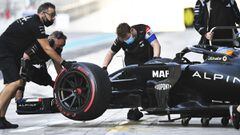 Alonso entra en boxes durante los test de Abu Dhabi en los que se probaron los neum&aacute;ticos de 18 pulgadas de Pirelli.