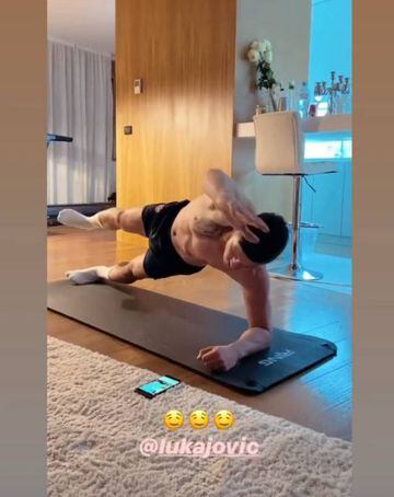 Luka Jovic, realizando sus ejercicios físicos en su casa del centro de Belgrado.