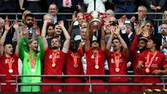 LONDON, ENGLAND - MAY 14: (THE SUN OUT, THE SUN ON SUNDAY OUT) Luis Diaz of Liverpool lifting the Emirates FA Cup at the end of The FA Cup Final match between Chelsea and Liverpool at Wembley Stadium on May 14, 2022 in London, England. (Photo by Andrew Powell/Liverpool FC via Getty Images)