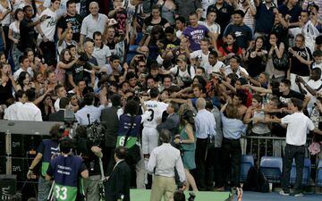Cristiano Ronaldo saludando a miles de aficionados del Real Madrid