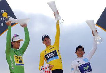 Team Sky rider Chris Froome of Britain (C), the race leader's yellow jersey, celebrates his overall victory on the podium with Tinkoff-Saxo rider Peter Sagan of Slovakia (L), best sprinter's green jersey holder, and Movistar rider Nairo Quintana of Colombia, best young rider's white jersey holder, after the 109.5-km (68 miles) final 21st stage of the 102nd Tour de France cycling race from Sevres to Paris Champs-Elysees, France, July 26, 2015.       REUTERS/Stephane Mahe