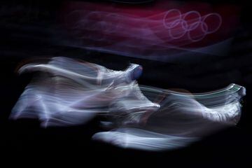 En esta foto, el fotógrafo del personal de Getty Images, Patrick Smith, utilizó una velocidad de obturación lenta para capturar el movimiento y la acción de los esgrimistas Luigi Samele del equipo de Italia y Aron Szilagyi del equipo de Hungría que compiten en el quinto día de los Juegos Olímpicos de Tokio 2020. Su encuadre de los anillos de los Juegos Olímpicos de fondo le da a la foto una sensación de tiempo y lugar. Técnicamente, este tipo de foto es muy difícil de hacer, ya que necesita tener algo en el marco que esté enfocado, lo que a una velocidad de obturación lenta es muy difícil de lograr.