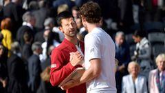 Novak Djokovic y Andy Murray se saludan tras la final de Roland Garros. El serbio felicit&oacute; al escoc&eacute;s despu&eacute;s de que le destronase como n&uacute;mero 1 del mundo del ranking ATP.