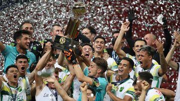 Argentina&#039;s Defensa y Justicia footballers hold the trophy of the Recopa Sudamericana after wining the final football match against Brazil&#039;s Palmeiras at the Mane Garrincha Stadium in Brasilia, on April 15, 2021. (Photo by Buda Mendes / POOL / A