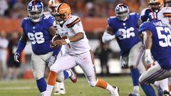 Aug 21, 2017; Cleveland, OH, USA; Cleveland Browns quarterback DeShone Kizer (7) runs with the ball as New York Giants defensive tackle Damon Harrison (98) chases during the first half at FirstEnergy Stadium. Mandatory Credit: Ken Blaze-USA TODAY Sports