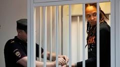 Moscow (Russian Federation), 27/07/2022.- A policeman removes the handcuffs from WNBA star and two-time Olympic gold medalist Brittney Griner in a courtroom prior to a hearing at the Khimki City Court outside Moscow, Russia, 27 July 2022. Griner, a World Champion player of the WNBA's Phoenix Mercury team was arrested in February at Moscow's Sheremetyevo Airport after some hash oil was detected and found in her luggage, for which she now could face a prison sentence of up to ten years. (Baloncesto, Rusia, Moscú, Fénix) EFE/EPA/ALEXANDER ZEMLIANICHENKO / POOL
