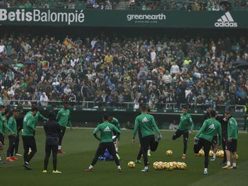 Miles de personas llenaron las gradas del estadio Benito Villamarín en el último entrenamiento de los béticos antes del derbi sevillano de Liga.