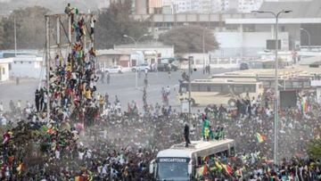 La celebración en Dakar fue multitudinaria. Aquí, paso el autobús camino al Palacio presidencial.