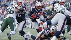 MCX43. Foxborough (United States), 24/12/2016.- New England Patriots running back LeGarrette Blount (C) rushes against the New York Jets in the fourth quarter of their NFL game at Gillette Stadium in Foxborough, Massachusetts, USA, 24 December 2016. (F&uacute;tbol, Estados Unidos) EFE/EPA/CJ GUNTHER