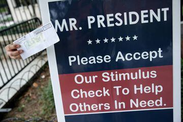 Nick Pezzente of Florida stands outside the White House with his stimulus check, offering to return it to U.S. President Donald Trump during the coronavirus disease (COVID-19) outbreak in Washington, U.S. May 29, 2020. REUTERS/Jonathan Ernst