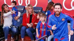 Lionel Messi saliendo del vestuario con su familia y la de Luis Suárez en el banquillo.