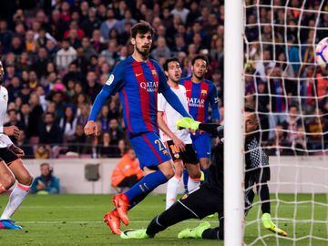 BARCELONA, SPAIN - MARCH 19:  Andre Gomes of FC Barcelona shoot the ball and scores his team&#039;s fourth goal during the La Liga match between FC Barcelona and Valencia CF at Camp Nou stadium on March 19, 2017 in Barcelona, Spain.  (Photo by Alex Caparros/Getty Images) GOL 4-2 PUBLICADA 20/03/17 NA MA22 3COL
