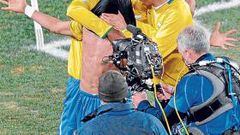 <b>EUFORIA BRASILEÑA. </b>El gol de Alves en las postrimerías del encuentro desató la locura entre sus aficionados y sus compañeros.