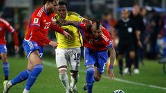El jugador de la selección chilena, Arturo Vidal, disputa el balón con Jhon Arias de Colombia durante el partido de clasificación al Mundial 2026.
