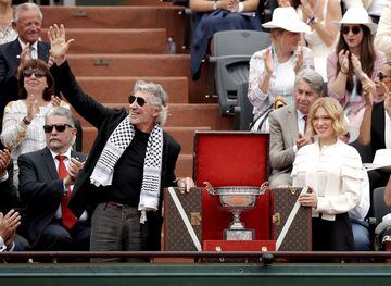 La actriz Lea Seydoux y el músico Roger Waters presentaron la Copa de los Mosqueteros que se lleva el ganador del grand slam parisino.