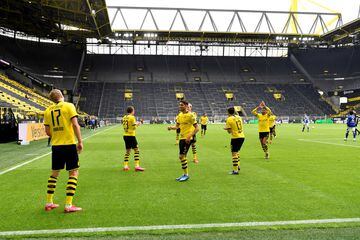 Celebración del 1-0 a favor del Dortmund. Erling Braut Haaland alejado de sus compañeros debido al distanciamiento obligatorio. 