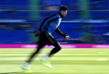 Courtois warms up before the Getafe game.