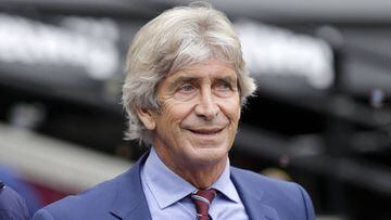 LONDON, ENGLAND - SEPTEMBER 22: Manuel Pellegrini, Manager of West Ham United looks on prior to the Premier League match between West Ham United and Manchester United at London Stadium on September 22, 2019 in London, United Kingdom. (Photo by Henry Browne/Getty Images)