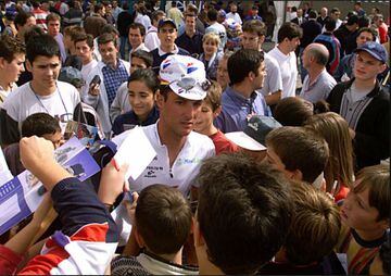 Vuelta a España 1998. José María Jiménez es rodeado por jóvenes aficionados antes de tomar la salida.

