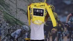 Egan Bernal ofrece la camiseta de campe&oacute;n del Tour de Francia a Colombia.