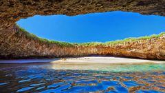 También conocida como Playa Escondida, es una caverna de arena aislada en una de las islas que conforman el Parque Nacional de las Islas Marietas.