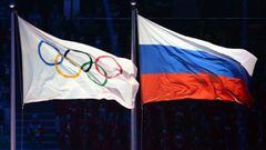 Las banderas ol&iacute;mpica y rusa ondean durante los Juegos de Invierno de Sochi.