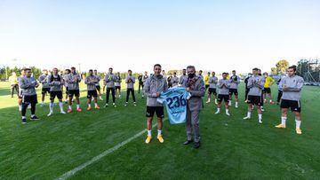 Hugo Mallo posa con la camiseta conmemorativa de sus 236 partidos con el Celta junto a Carlos Mouri&ntilde;o y la plantilla.