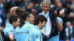 El entrenador del Manchester City Manager, Manuel Pellegrini, es cargado por sus jugadores en la celebraci&oacute;n por el t&iacute;tulo de la Premier.