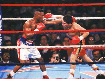Una de las peleas más recordadas de Chávez es ante el estadounidense Meldrick Taylor el 17 de septiembre de 1994. El mexicano ganó en el octavo round. 