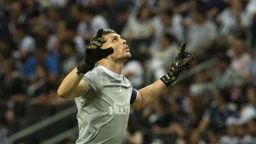 Tiago Volpi festeja un gol con Gallos