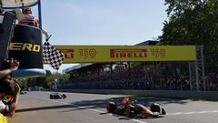El piloto holandés de Red Bull Racing, Max Verstappen, cruza la línea de meta para ganar el Gran Premio de Fórmula 1.