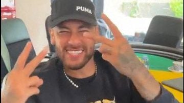 This video screen grab handout released on September 29, 2022, by The official Twitter account of Brazilian Minister of Communications Fabio Faria shows Brazilian superstar Neymar flashing the V sign at an undisclosed location. - Brazilian President Jair Bolsonaro got a celebrity endorsement Thursday for his re-election bid from football superstar Neymar, who posted a video on TikTok of himself dancing to a pro-Bolsonaro campaign song. (Photo by Handout / @fabiofaria official twitter account / AFP) / RESTRICTED TO EDITORIAL USE - MANDATORY CREDIT "AFP PHOTO / Official Twitter account of Brazilian Minister of Communications Fabio Faria" - NO MARKETING - NO ADVERTISING CAMPAIGNS - DISTRIBUTED AS A SERVICE TO CLIENTS