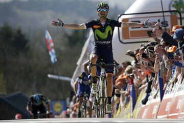 Alejandro Valverde celebra su victoria en la Flecha-Valona tras coronar en solitario el Muro de Huy.