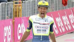 Van der Hoorn celebra su victoria en el Giro de Italia.