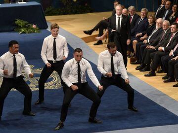 Members of New Zealand&#039;s national rugby team, the All Blacks, perform the traditional Maori &quot;Haka&quot; dance after receiving the 2017 Princess of Asturias Award for Sports from Spain&#039;s King Felipe, during a ceremony at Campoamor Theatre in Oviedo, Spain October 20, 2017. REUTERS/Eloy Alonso