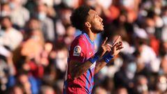 VALENCIA, SPAIN - FEBRUARY 20: Pierre-Emerick Aubameyang of FC Barcelona celebrates after scoring their team&#039;s first goal during the LaLiga Santander match between Valencia CF and FC Barcelona at Estadio Mestalla on February 20, 2022 in Valencia, Spa