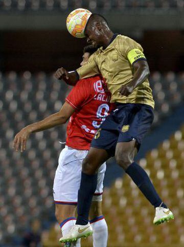 Colombia's Aguilas Doradas player Hanyer Mosquera (R) and Julian Lalinde of Peru's Union Comercio jump for the ball during their Copa Sudamericana football match at the Atanasio Girardot stadium in Medellin, Antioquia department, Colombia, on August 13, 2015.  AFP PHOTO / RAUL ARBOLEDA