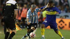 Racing Club's forward Enzo Copetti (C) vies for the ball with Boca Juniors' Colombian defender Frank Fabra during their Argentine Professional Football League semifinal match at Ciudad de Lanus stadium in Lanus, Buenos Aires, on May 14, 2022. (Photo by Alejandro PAGNI / AFP)